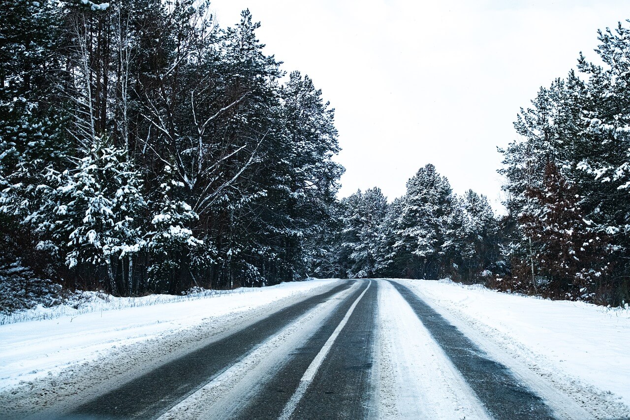 Como conduzir na neve. Uma estrada gelada e com neve