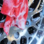 Como limpar jantes. Uma jante com sabão e um pano