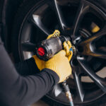 Como mudar um pneu. Uma pessoa a mudar um pneu.