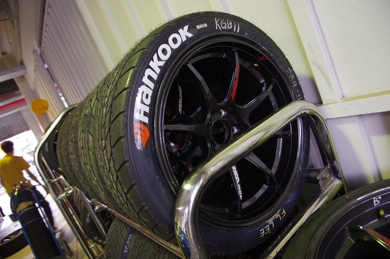 Pneus Hankook vs Michelin. Um carrinho com pneus Hankook