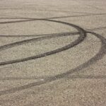 Distância de travagem. Marcas de travagem numa estrada