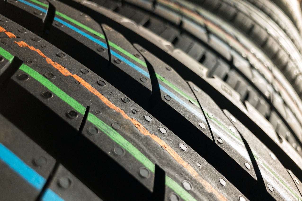 Marcas coloridas nos pneus