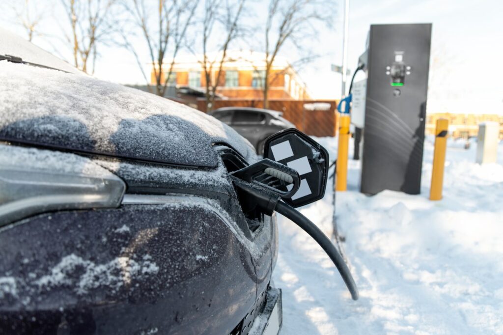 Como conduzir um carro elétrico no inverno